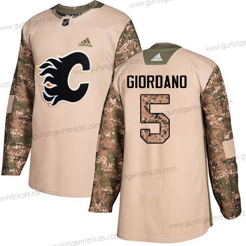 Adidas Herren Calgary Flames #5 Mark Giordano Authentisch 2017 Veterans Day Strickerei NHL Trikots – Tarnfarbe